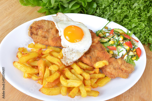 Naklejka dekoracyjna Schnitzel Hamburger Art mit Pommes