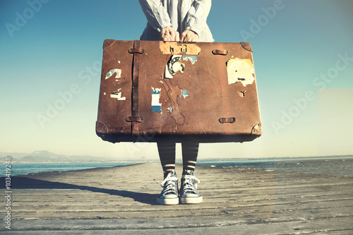 Zdjęcie XXL młoda kobieta gotowa do podróży z walizką