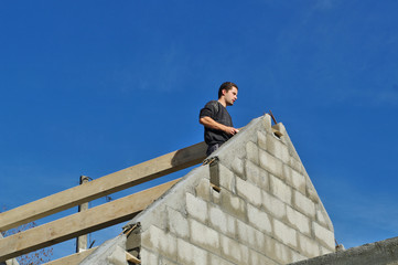 Wall Mural - construction de maison individuelle - ouvrier