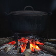 © galam - Marmite sur un feu de bois.