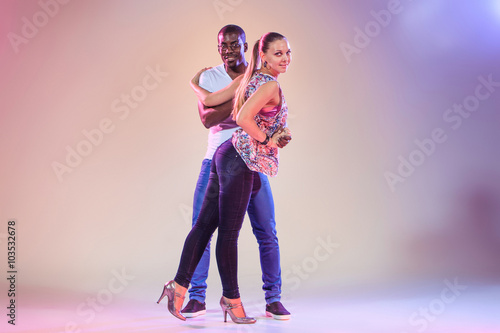 Fototapeta na szkło Młoda para tańczy społecznej Karaibów Salsa, studio strzał
