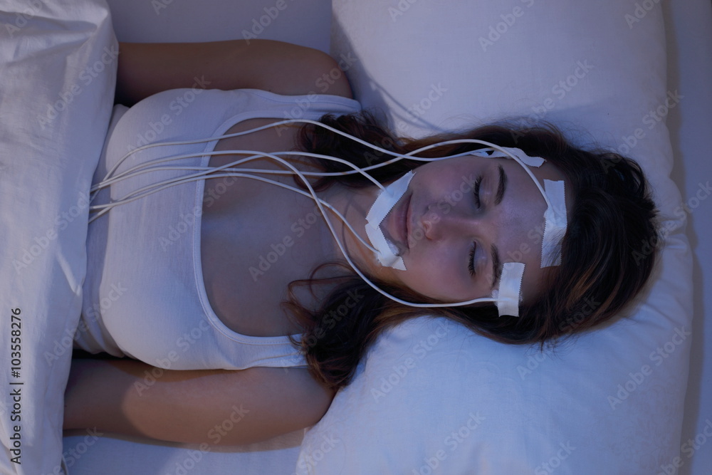 Junge Frau schlafend beim Messen der Gehirnströme zb im Schlaflabor