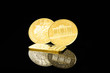 Goldmünzen und Goldbarren vor schwarzem Hintergrund, Spiegelung