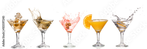 Fotomural A martini glass on a white background; alcohol cocktail set with splash isolated