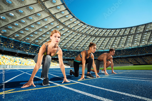 Obraz Dibond Młodzi sportowcy na dużym nowoczesnym stadionie
