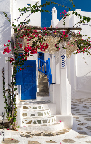 Fototapeta na wymiar Traditional architecture of Oia village in Santorini island, Gre