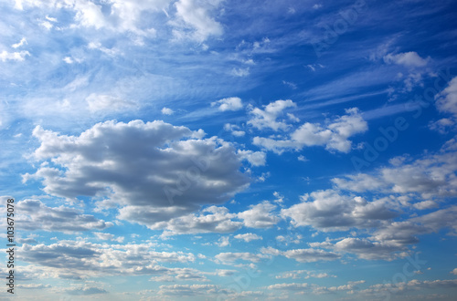 Obraz w ramie Blue sky background with tiny clouds