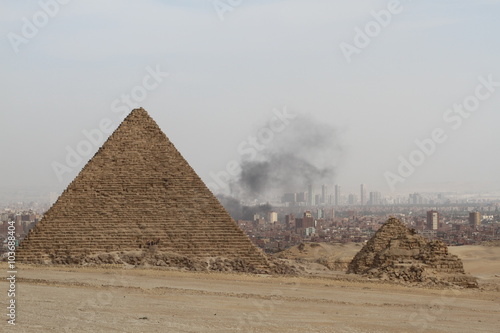 Nowoczesny obraz na płótnie One of the Great Pyramids in Giza, Egypt, with Cairo in the background-shows the air pollution around the Cairo area