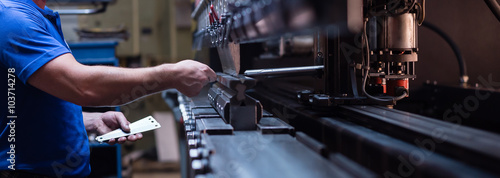 Fotografía worker holding a metal plate