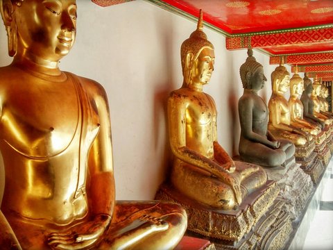 goldene buddha statuen im tempel