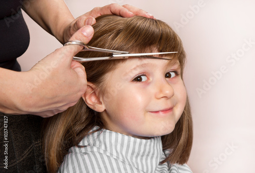 Foto bambina sorridente dal parrucchiere
