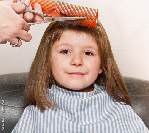 bambina dal parruchiere Fotobehang