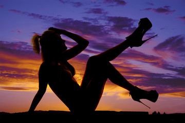 silhouette of woman in black and white bikini sitting back leg u