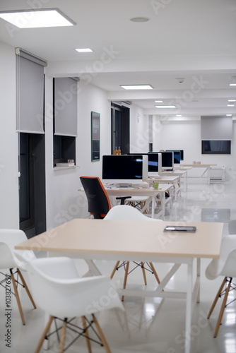 Empty Startup Office Interior Kaufen Sie Dieses Foto Und