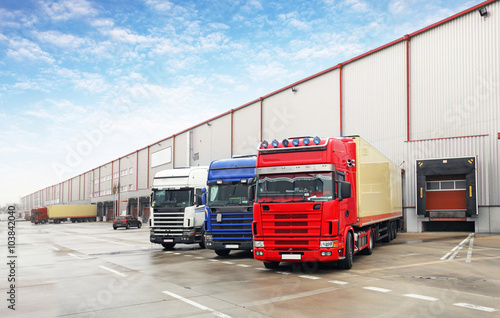 Fotomural Truck in unloading in warehouse