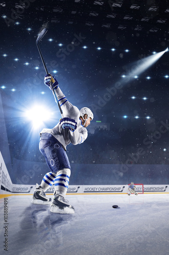 Obrazy Hokej  hokeisci-strzelaja-do-krazka-i-atakuja