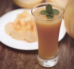 Poster - Muskmelon on a plate and juice