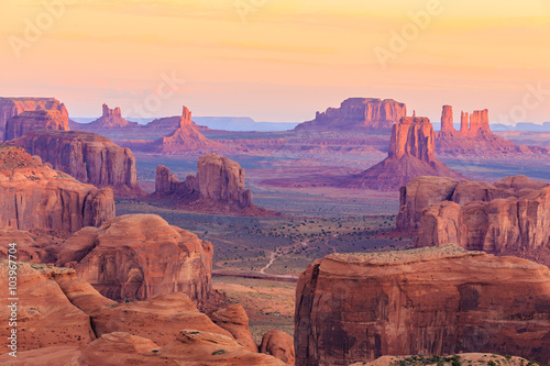 Plakat na papierze fotorealistycznym Wschód słońca w hunts mesa w dolinie pomnik, arizona, usa