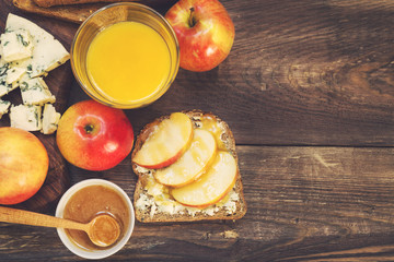 Wall Mural - Breakfast toast with apple, honey and gorgonzola cheese