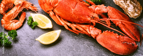 Fotomural Fine selection of crustacean. Steamed lobster with lemon