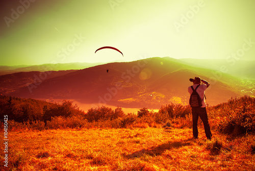 Fotografie, Obraz Padákový kluzák paragliding se svým padákem na Zar Mountain v Polsku
