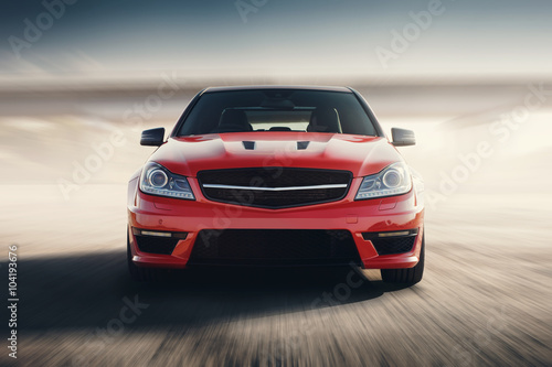 Zdjęcie XXL Czerwony samochód sportowy Szybka prędkość jazdy na asfaltowej drodze
