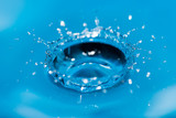 Fototapeta  - Kropla wody na niebieskim tle