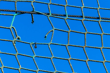 Zerrissenes Netz undf blauer Himmel