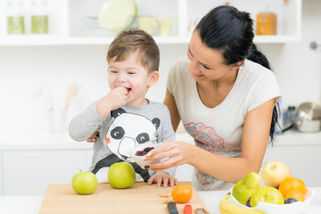 kleiner junge freut sich über große auswahl an obst