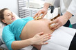 Kobieta robi badania prenatalne