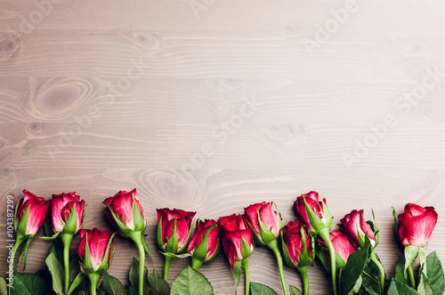 Nowoczesny obraz na płótnie red roses on a wooden table 