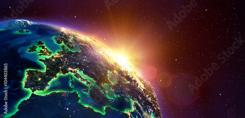 Plakat Europa w Golden Sunrise - widok z kosmosu