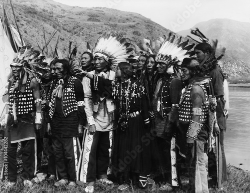 Cuadros en Lienzo Group of Native Americans in traditional garb
