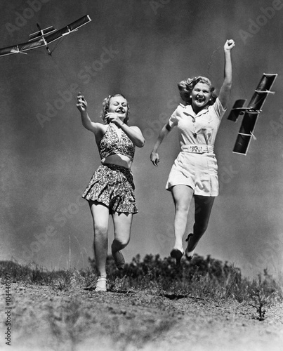 Dekoracja na wymiar  dwie-kobiety-biegaja-i-bawia-sie-modelami-samolotow