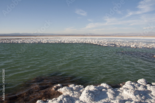Fotografía Laguna de agua salada y salar en el desierto de Atacama. Chile