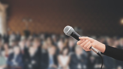 microfono tenuto in mano conferenza