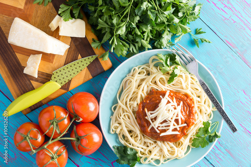 Fotografie, Obraz Above view of spaghetti plate and tomatoes