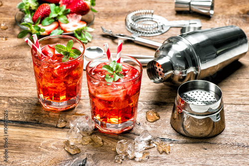 Fotografie, Obraz Červený nápoj s ledem. barové nástroje Cocktail making