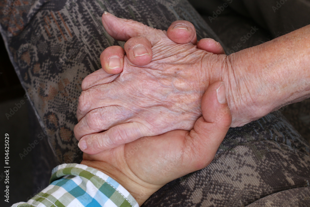 Foto de Stock junge hält alte Hand | Adobe Stock
