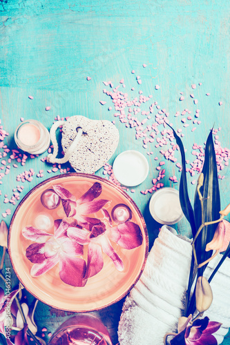 Obraz na płótnie canvas trzyczęściowy "tryptyk" Wellness położenie z orchidea kwiatami unosi się w pucharze wody i zdroju narzędzia na turkusowym podławym modnym tle, odgórny widok. 