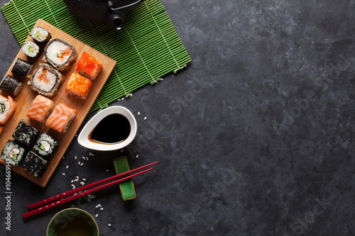 Obraz na płótnie canvas czteroczęściowy "tetraptyk" Zestaw sushi maki i zielonej herbaty