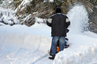 © Astrid Gast - Ein Mann räumt Schnee mit der Schneefräse