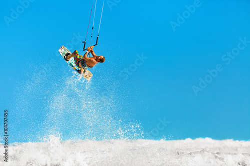 Dekoracja na wymiar  akcja-rekreacyjnych-sportow-wodnych-zdrowy-czlowiek-surfer-kiteboarding-kite-surfing-na-falach