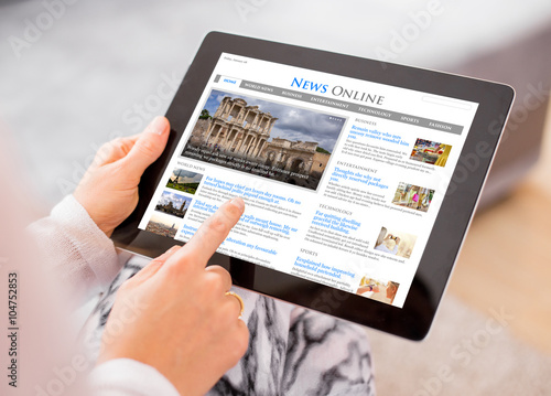 Fotografia Sample news website on digital tablet. Contents are all made up.
