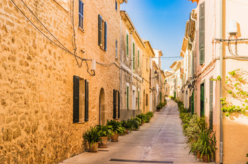 Fototapete - Schmale Gasse in Alcudia Spanien Mallorca