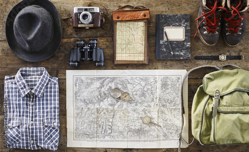 flatlay-top-piesze-wycieczki-retro-deska