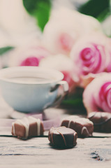 Fotomurales - Pink roses, coffe and chocolate on the wooden table