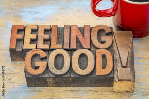 Fotografia feeling good phrase in wood type
