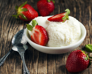 Wall Mural - Vanilla ice cream and strawberries.