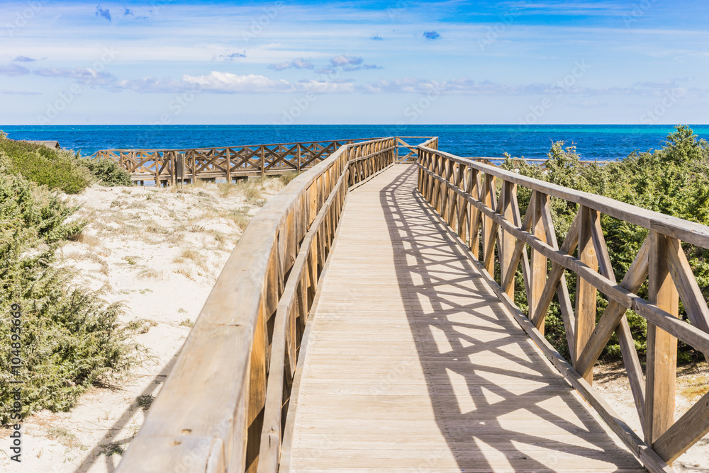 drewniany-chodnik-do-plazy-platja-de-muro-alcudia-mallorca